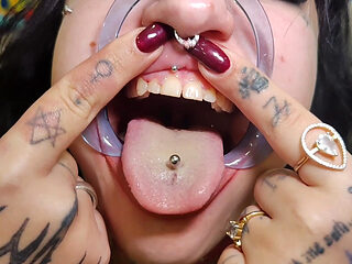 Bimbo Curvy Girl Mouth Tongue Fetish