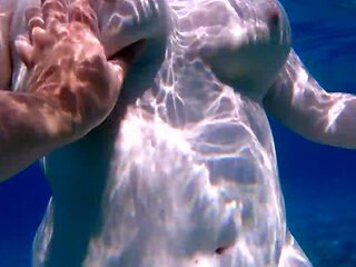 Finger-in-Pussy Vlog: BBW Bitche Underwater - POV