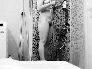 teen is filmed how she shave pussy and do shower, free