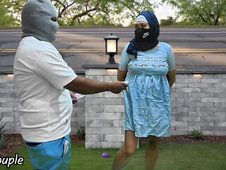 Istri muslim berhijab yang tukang selingkuh pamer memek di depan umum dan nyepong kontol orang asing demi uang viral di jakarta
