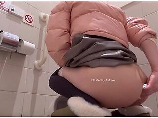Masturbation In A Japanese-style Toilet / A Large Amount Came Out Because I Was Holding Back Pee / When I Put My Finger In The Anal, A Happening ... For More Information, Please Twitter) / Love Juice? Im Wearing My Pants Without Wiping Them